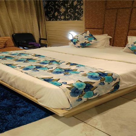 Hotel Lotus Villa Ahmedabad Bagian luar foto