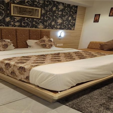 Hotel Lotus Villa Ahmedabad Bagian luar foto