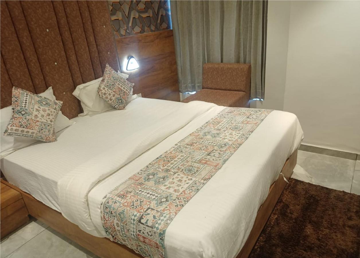 Hotel Lotus Villa Ahmedabad Bagian luar foto