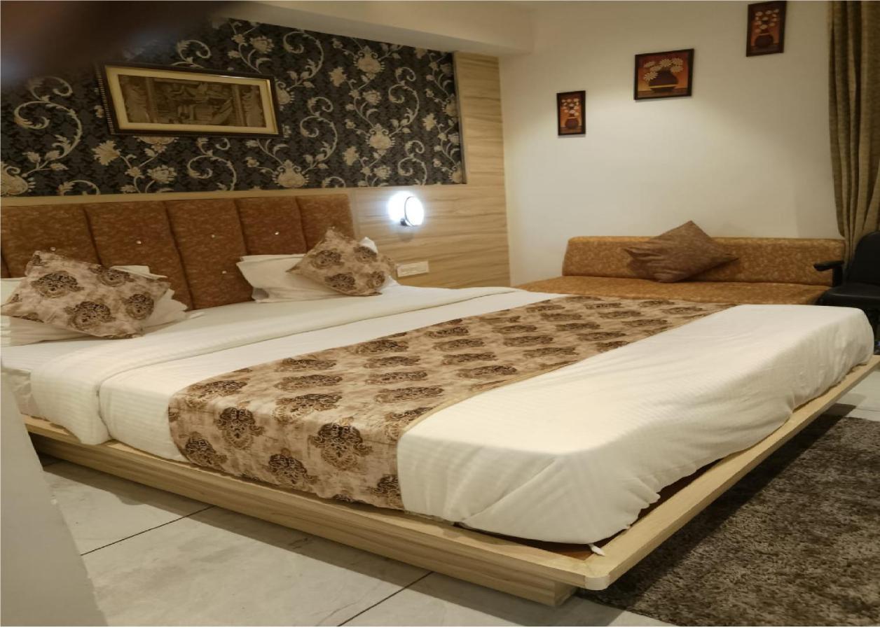 Hotel Lotus Villa Ahmedabad Bagian luar foto
