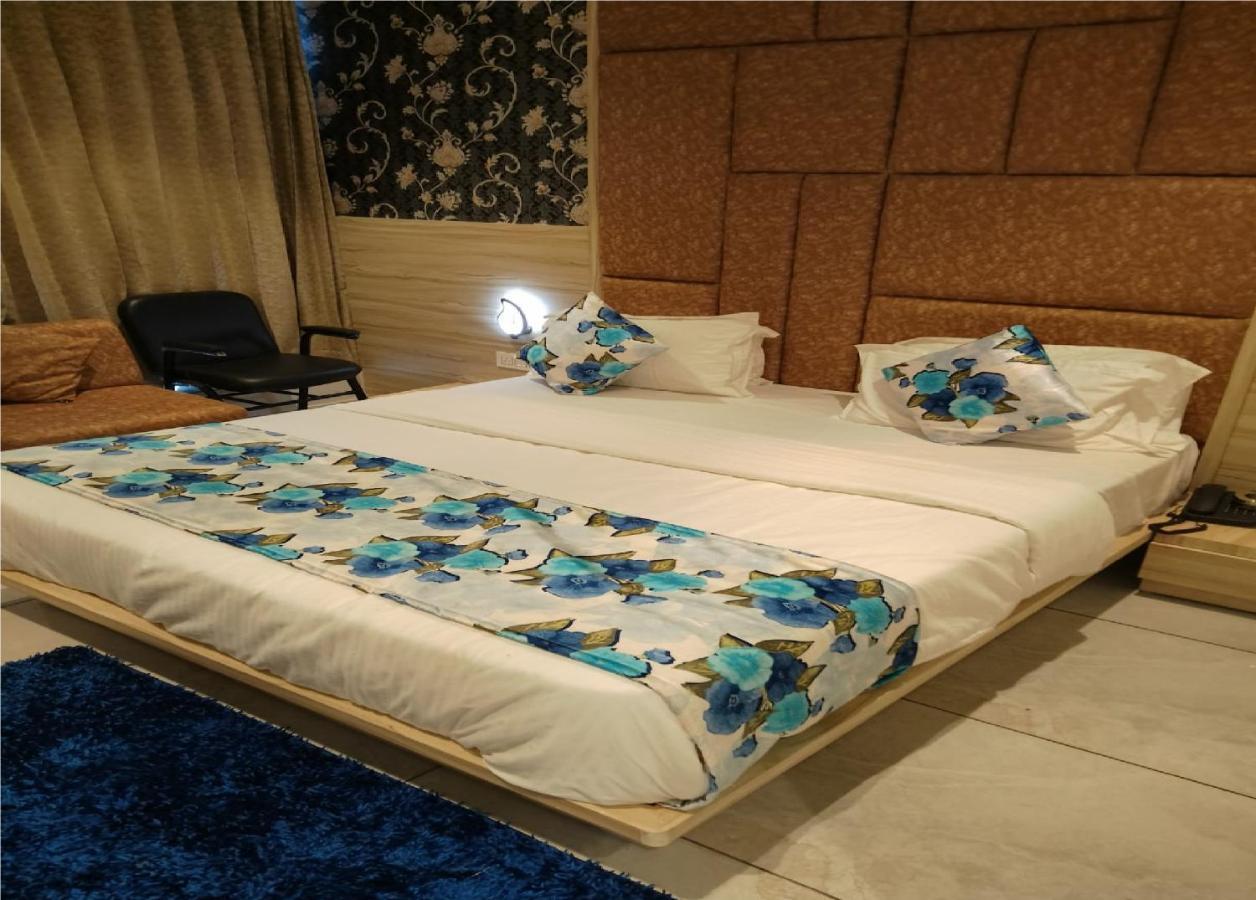 Hotel Lotus Villa Ahmedabad Bagian luar foto