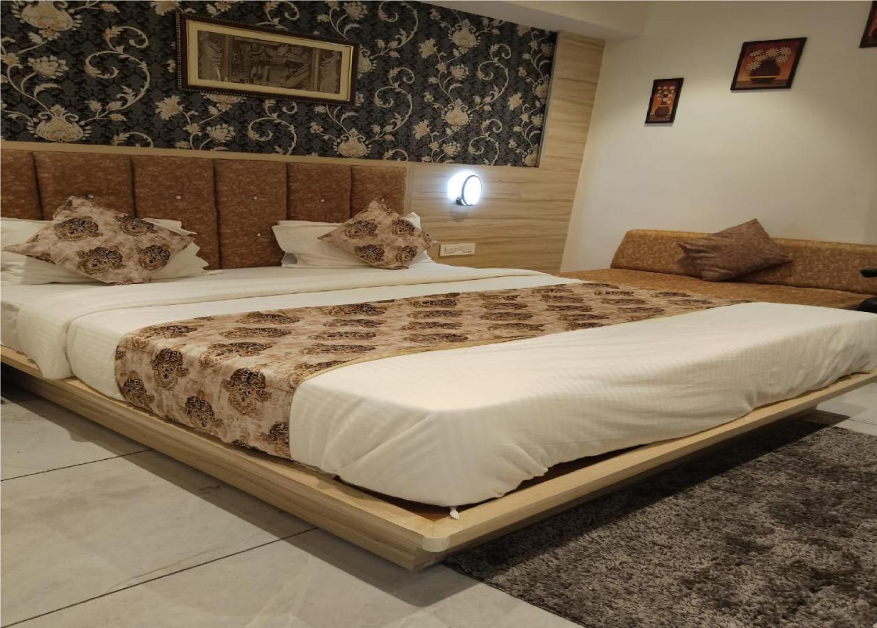 Hotel Lotus Villa Ahmedabad Bagian luar foto