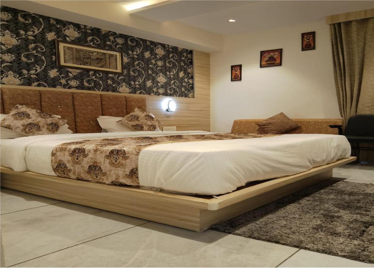Hotel Lotus Villa Ahmedabad Bagian luar foto